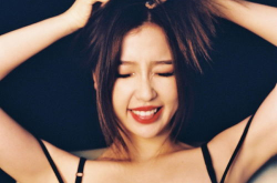 红唇黑吊带写真,性感魅力一触即发